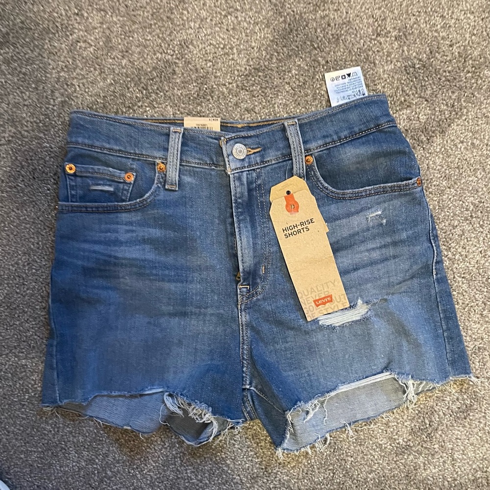 LEVIS High Rise Shorts size 6(28waist)
